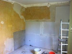 Mit neuem Kalkputz und Kalziumsilikatplatten wurde saniert