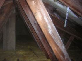 Auch die oberste Geschossdecke wird gedämmt