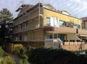 Auch an der Fassade geht es voran, es wird mit Mineralwolle gedämmt